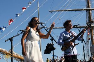 Artistas mendocinos recibieron a la Fragata Libertad en Barcelona