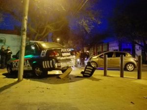 Fuerte choque entre un auto y un móvil policial en Ciudad