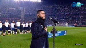 Ulises Bueno cantó el himno nacional en el Monumental