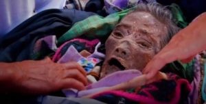 Video: en un pueblo cuidan a los muertos como si fueran enfermos