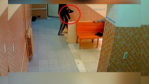 Video: Se hizo pasar por un paciente y robó en una clínica de Ciudad