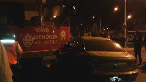 El drama diario en Mendoza: Los conductores no respetan el cruce del Metrotranvía