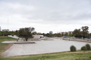 Están llenando el lago del Parque Central
