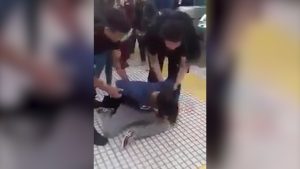 Video: la Policía golpeó y detuvo a dos mujeres por besarse