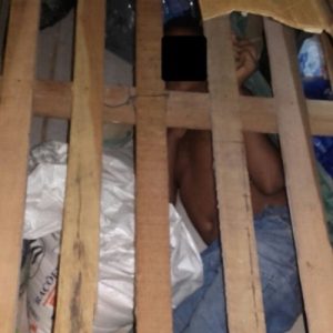 Encontraron en la cárcel a un menor de 13 años bajo la cama de un pedófilo