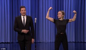 Miley Cyrus se enfrenta al presentador Jimmy Fallon y la rompe