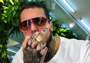 Alexander Caniggia se tatuó la cara