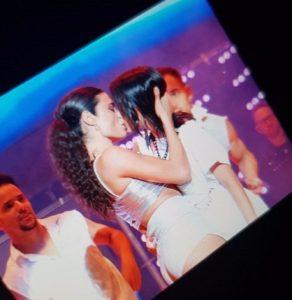 Video: el fuerte beso de Lali Espósito a una chica en pleno show