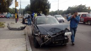 Choque violento y fuga en la Costanera