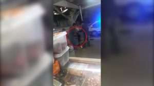 Video: una menor "poseída" fue exorcizada en una plaza en San Juan