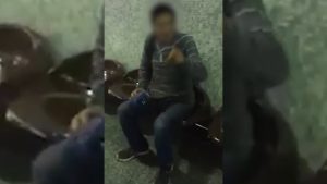 Una joven filmó como un hombre se masturbaba al lado de ella