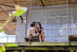 Oriana Sabatini a los besos con una chica en Uruguay