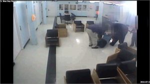 Fuertes videos revelan abusos a pacientes en un psiquiátrico