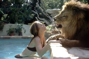 Las impactantes fotos de dos actrices de Hollywood que tenían un león como mascota