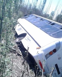 Mendoza: un colectivo volcó y no estaba habilitado