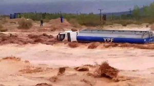 Impactante video de un camión atrapado en un temporal