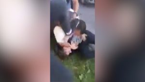 Video: policías detienen y golpean a adolescentes