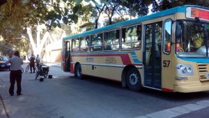 Otro siniestro vial: una moto impactó con un colectivo en Ciudad