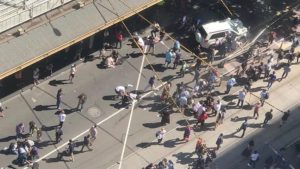 Video: un auto embistió a una multitud en Australia y dejó al menos 15 heridos