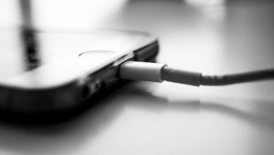 Una joven embarazada muere electrocutada por su celular