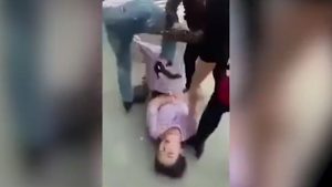 Video: Brutal ataque de mujeres contra supuesta amante embarazada