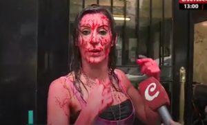 Natacha Jaitt, bañada en sangre, protestó en un juzgado