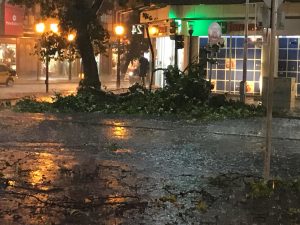 Video: La tormenta transformó las calles del centro mendocino en "ríos"