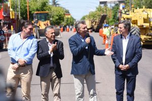 Macri recorrió la zona de los incendios e inauguró un inicio de obra en San Rafael