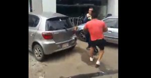 Video: Un joven furioso "boxea" con policías porque le quieren multar