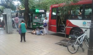 Varias personas heridas tras un fuerte choque entre colectivos en pleno centro