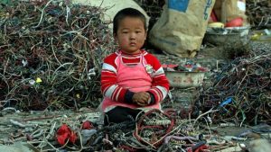 Las montañas de basura tecnológica que acumula China