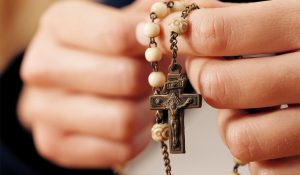 Detienen a sacerdote por violar a una niña a la que enseñaba catecismo