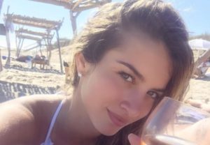 Una modelo se equivocó y compartió en Instagram una foto de su pareja desnudo