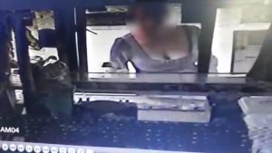 Video: escrachan a mujer que le enseña a robar a su hija en Maipú