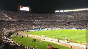 Las hinchadas de River y San Lorenzo cantaron contra Mauricio Macri