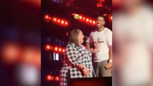 Video: Romeo Santos hizo que una fan le toque los genitales en pleno show