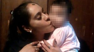 Madre sujeta a su hija mientras su novio la viola