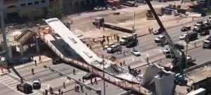 Un puente se derrumbó en Estados Unidos y hay varios muertos