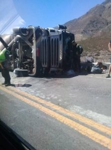 Un camión se dio vuelta en una peligrosa curva de la ruta a Chile