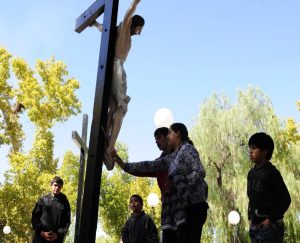 Los católicos colmaron el Calvario para pedir, rezar y agradecer