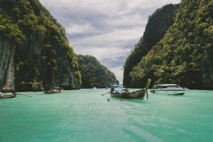 Cerraron la playa más famosa de Tailandia por el gran daño que le generan los turistas