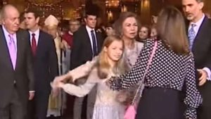 Video: Escandalosa pelea de las reinas de España en la misa de Pascua