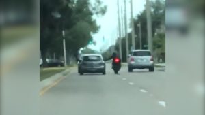 Video: Conductor violento atropella a motociclista