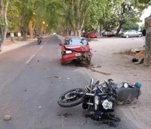 Estaba alcoholizado, no tenía carnet ni seguro y chocó a un policía