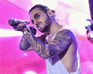 La reacción de Maluma al recibir un regalo íntimo en pleno show