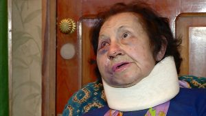 Golpean salvajemente a una anciana para robarle