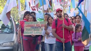 ¿Por qué productores mendocinos regalaron fruta y verdura en el centro?