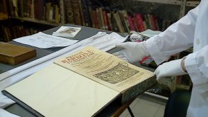 Estos son los ejemplares del siglo 18 que conservan en la biblioteca San Martín