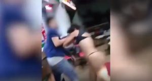 Video: Golpean salvajemente a una travesti y nadie le brinda ayuda