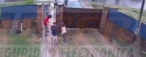 Video: Familia echó a motochorro a patadas